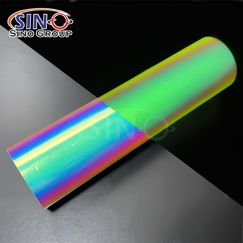 Lueur photoluminescente dans le textile de vinyle de transfert de chaleur foncé